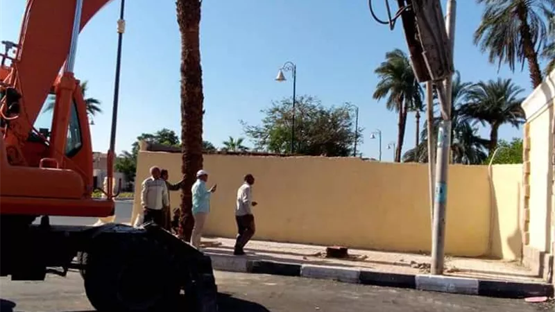 رئيس مدينة الأقصر يتابع أعمال رفع عمود كهرباء متهالك بمنطقة حي وسط
