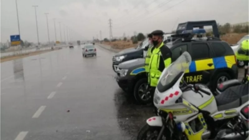 الشرطة تحت الامطار.. نشر سيارات الإغاثة والدفع الرباعى لمساعدة قائدى السيارات المتعطلة