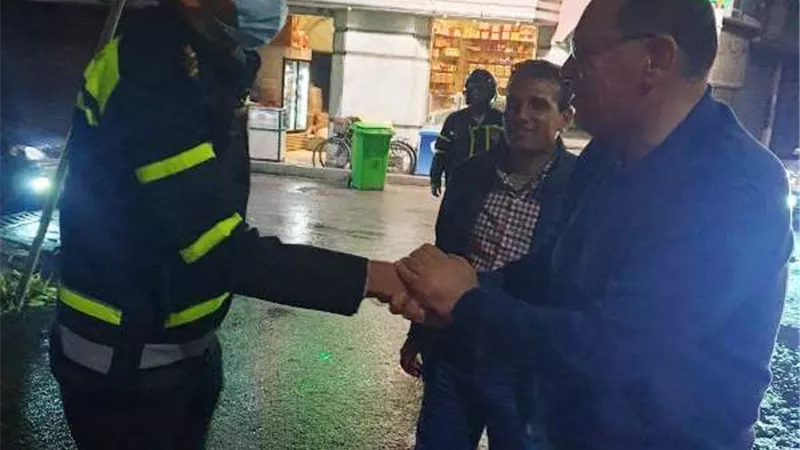 محافظ الشرقية يتفقد أعمال سحب تجمعات مياه الأمطار من شوارع مدينة الزقازيق