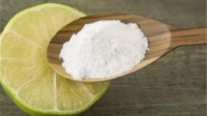 حل سحري للقضاء على اصفرار الملابس من مزيلات العرق .. إليك الطريقة