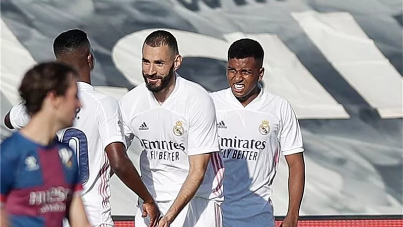 بنزيما يقود هجوم ريال مدريد المتوقع امام غرناطة