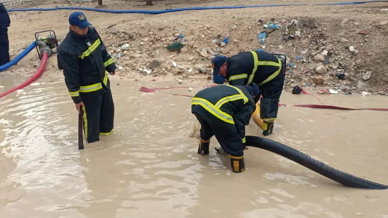 مطروح تواصل ازالة اثار الامطار والمحافظ يتابع