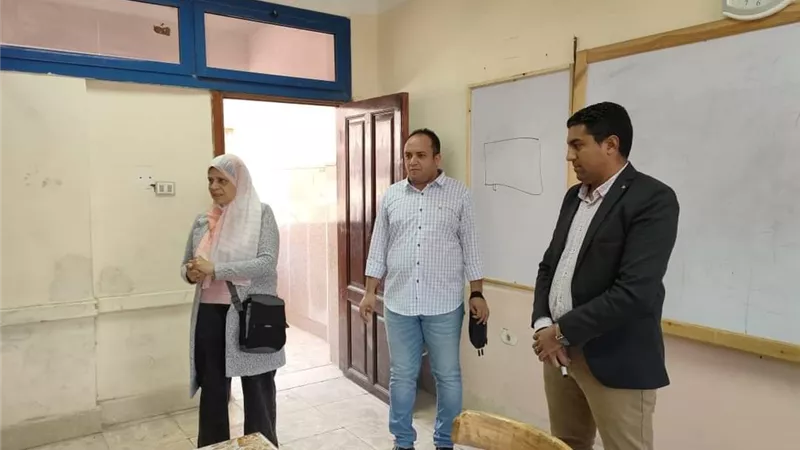 رئيس مجلس الإدارة تتابع سير الدراسة بمدرسة المياه ببني سويف