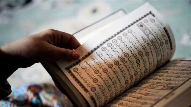 أقرأ القرآن بدون الحجاب..فما حكم ذلك؟