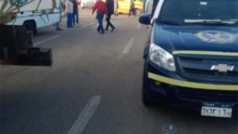 بالصور.. انقلاب مينى باص بمدخل العاشر من رمضان واصابة ٨ مواطنين بسبب الشبورة