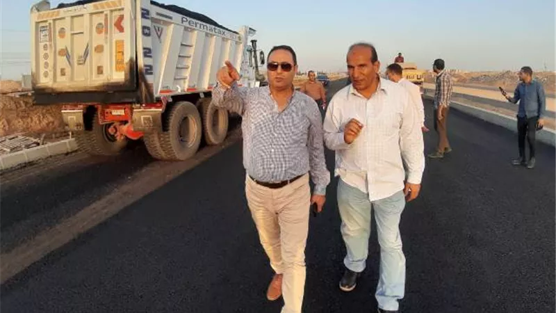 بشارة: البدء فى تنفيذ طبقة الأسفلت بأهم المحاور فى مدينة الشروق.. بالصور