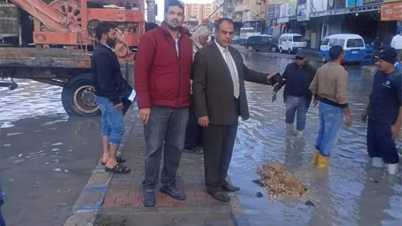 رئيس مدينة العلمين لن اغادر الشارع لحين رفع كافة اثار الامطار