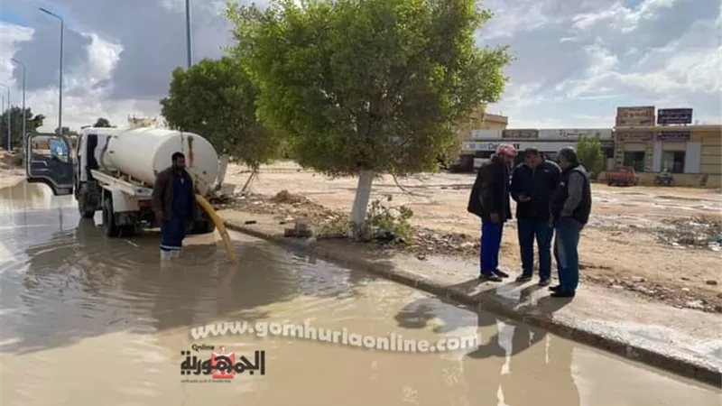 رئاسة مركز ومدينة الضبعة تتابع اعمال رفع تراكمات المياة من شوارع المدينة
