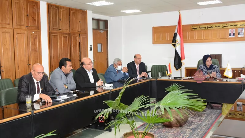 نائب رئيس جامعة أسيوط تناقش عدداً من الحلول للمشكلات المرورية حول الحرم الجامعى خلال ترأسها لاجتماع مع لجنة تطوير محيط الحرم الجامعى