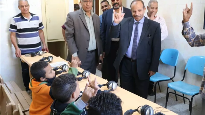 وكيل وزارة التعليم بقنا يتفقد مدرسة الأمل للصم وضعاف السمع