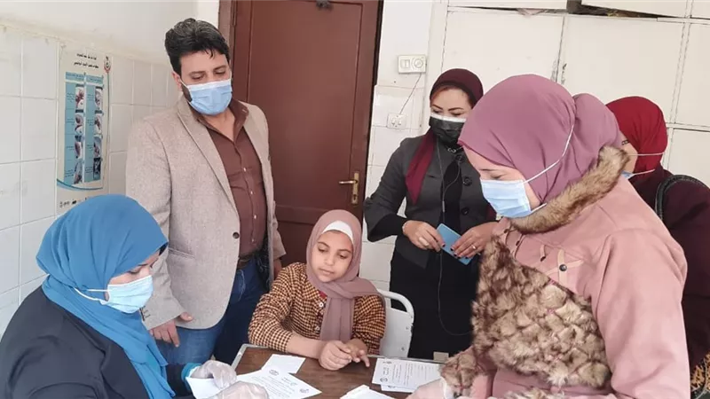 محافظ بني سويف يتابع مبادرة فيروس سي لطلاب الأول الإعدادي
