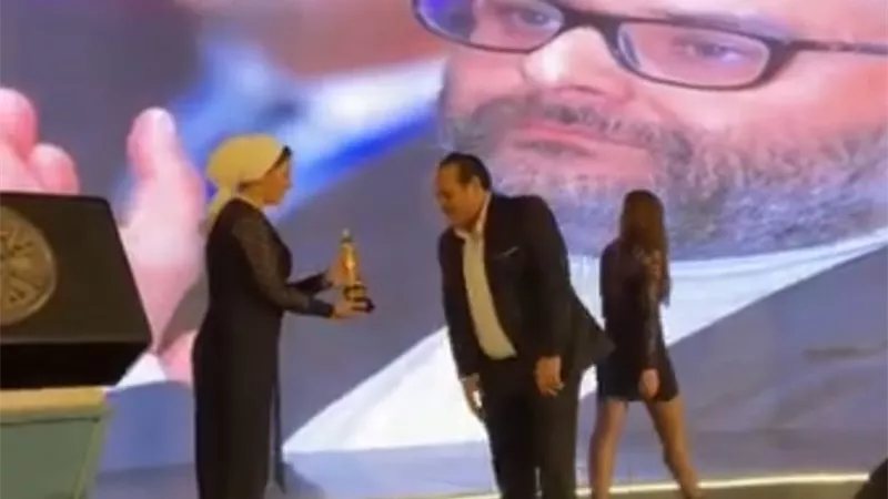 وليد منصور يفوز بجائزة أفضل منظم حفلات في مهرجان نجم العرب ويتسلم الجائزة شقيقه