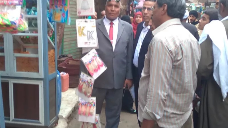 تحرير محاضر مخالفات وغلق تشميع 4 محلات تجارية تعمل بدون ترخيص بديروط