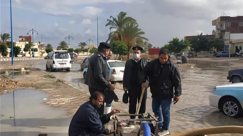 لليوم الثاني على التوالي مجلس مدينة مرسى مطروح يواصل رفع تجمعات مياه الامطار