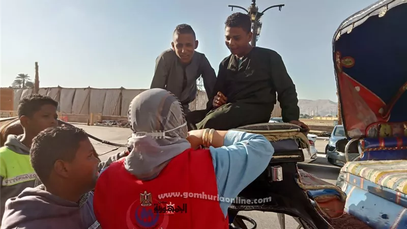 قوافل متحركة بشوارع الأقصر لتطعيم المواطنين بلقاح كورونا