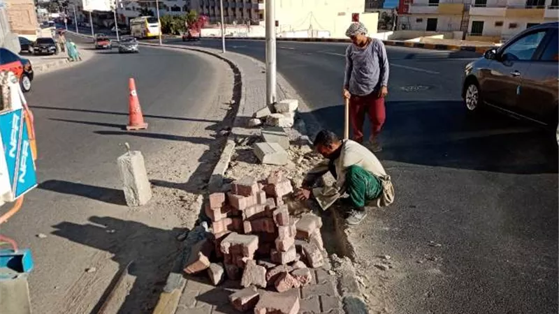 استمرار ترميم شارع فلفة والهضبة فى الغردقة.. بالصور
