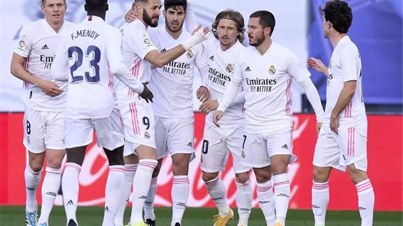 ريال مدريد يُعاقب غرناطة برباعية ويعتلى صدارة الليجا