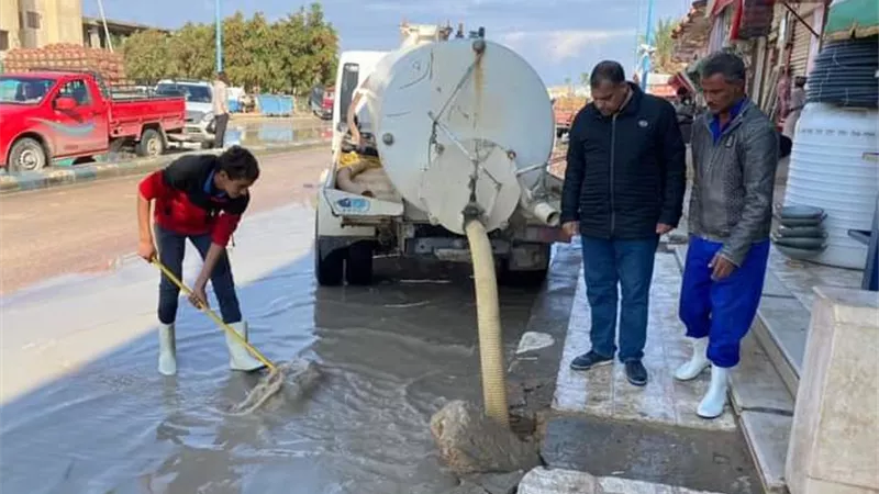استمرار جهود مركز ومدينة الضبعة برفع تراكمات المياة من شوارع المدينة