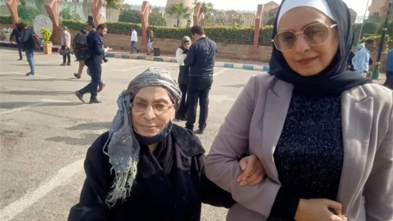 ظهور نادر للفنانة ليلى نصر فى جنازة سهير البابلي