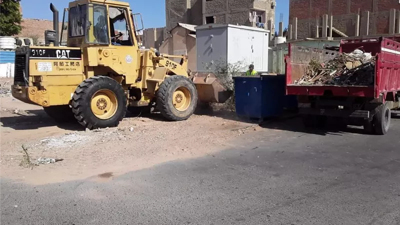 استمراراعمال النظافه ورفع القمامة والمخلفات الصلبة بجميع شوارع رأس غارب
