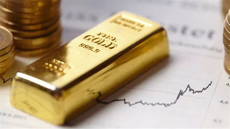 الذهب ينخفض بفعل قوة الدولار وتكهنات عن تشديد السياسة النقدية