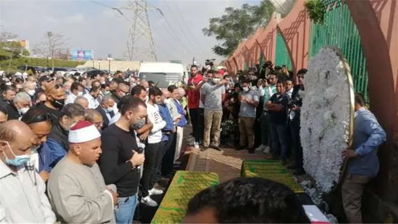 معز مسعود يؤم صلاة المصليين بجنازة سهير البابلي