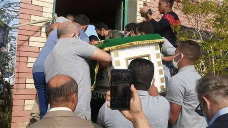 بكاء هستيرى لرجاء حسين أثناء دفن الراحلة سهير البابلي