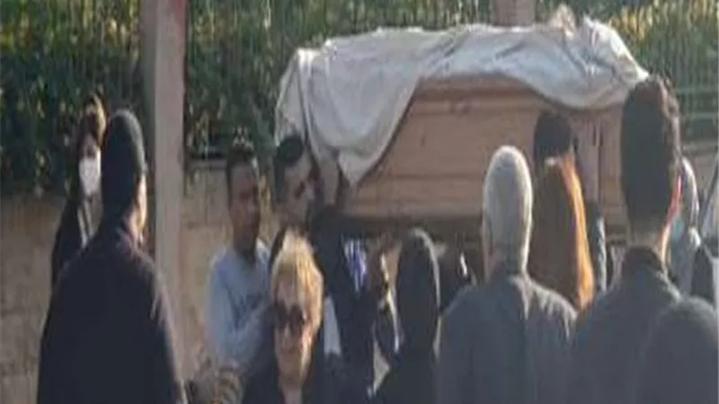 انهيار أسرة الإعلامية أسماء مصطفى من البكاء فى جنازتها بمسجد الشرطة