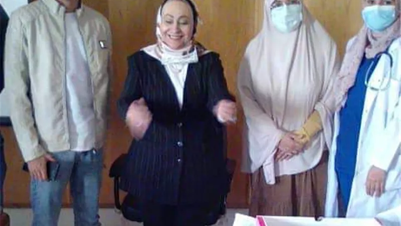 مدربة زمالة الأطفال بمستشفى السويس العام تحتفل بالمتدربين لنجاحهم