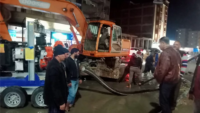 تواصل اعمال رفع مياة المطر بالعلمين