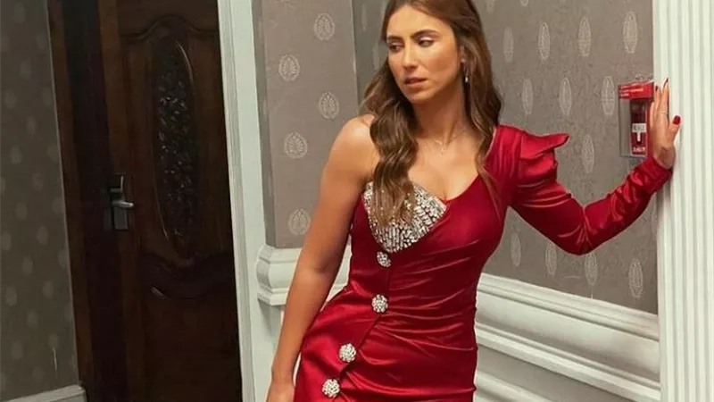 بالأحمر.. هلا السعيد تسحر قلوب متابعيها
