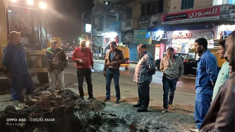 رئيس حي ثان الزقازيق يتابع عملية إصلاح كسر بماسورة صرف رئيسية بالصيادين