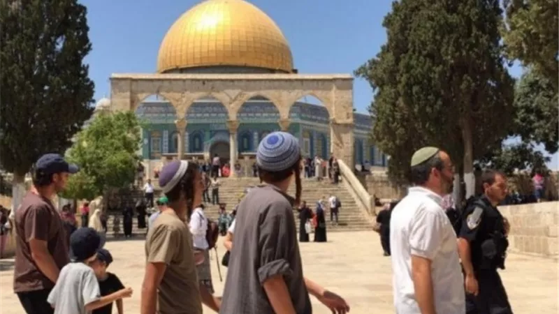 154 مستوطنًا يقتحمون باحات الأقصى بحماية شرطة الاحتلال الإسرائيلي