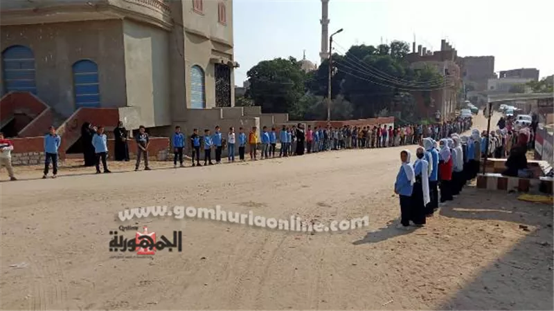 ممر شرفي لتلاميذ ومعملين بالإسماعيلية في جنازة طالبة ..فيديو وصور