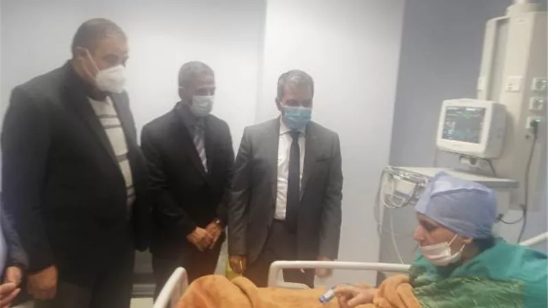 رئيس جامعة كفرالشيخ يطمئن على حالة المواطنة 