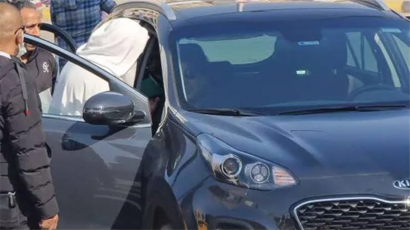 ياسمين الخيام تقدم واجب العزاء لمحمد منير خلال تواجده بسيارته الخاصة