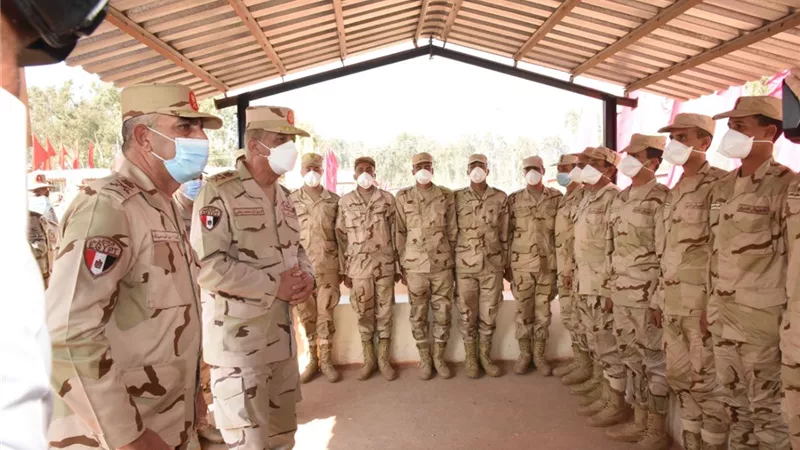 وزير الدفاع يتفقد معسكر إعداد وتأهيل مقاتلي شمال سيناء ويلتقى برجال الجيش الثاني الميداني.. فيديو و صور
