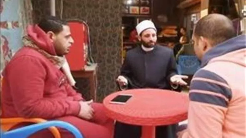 بعيدان عن ساحات المساجد.. وعاظ الأزهر يواجهون التطرف من على المقاهي!