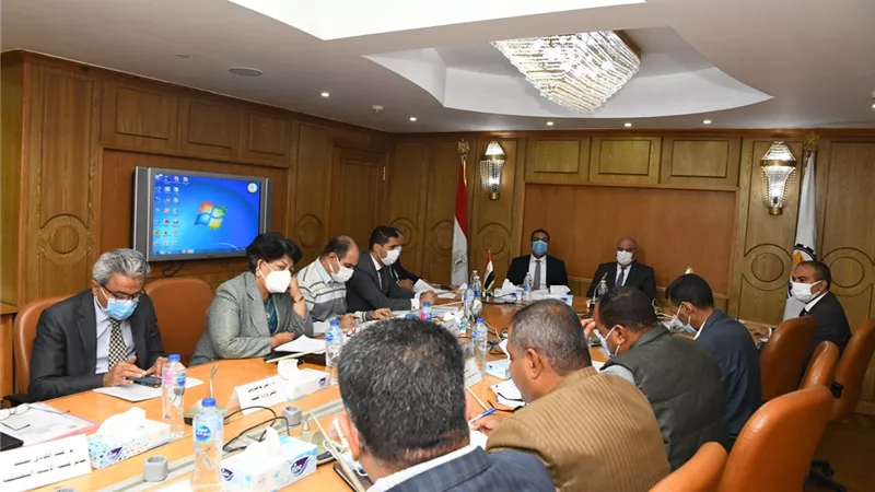 الداودي يناقش الموقف التنفيذى لمشروعات الخطة الاستثمارية للعام المالى الجديد بقنا