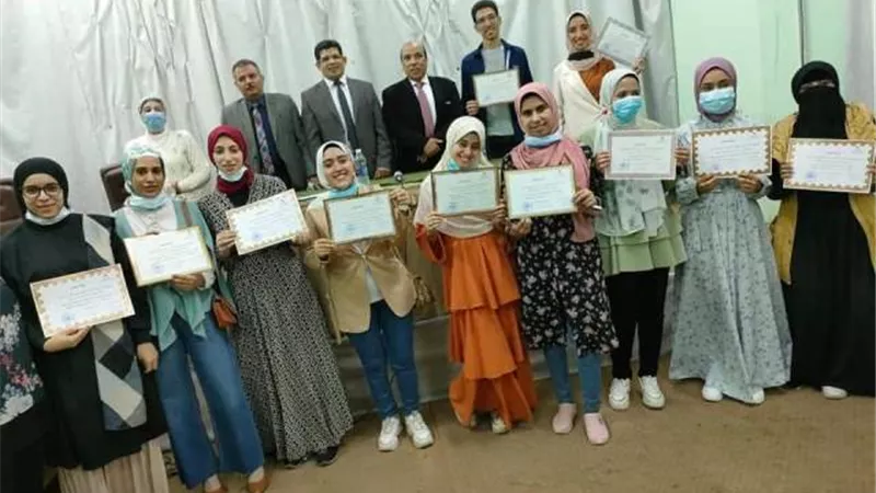 كلية الإقتصاد المنزلى فى جامعة حلوان تحتفى بطلابها الأوائل.. تعرف على السبب بالصور