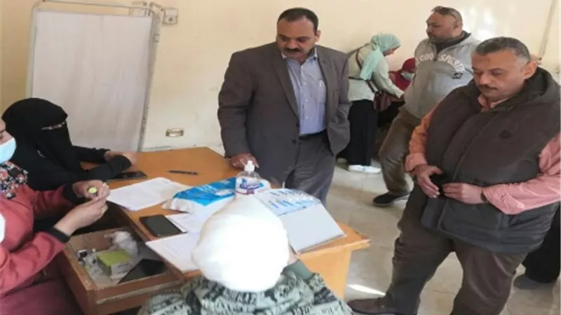 طلاب جامعة بنها الأقل من 18 عاما يتلقون اللقاح المضاد لفيروس كورونا