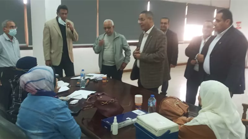 الجمل في جولة بشركة تيتان للأسمنت ببني سويف