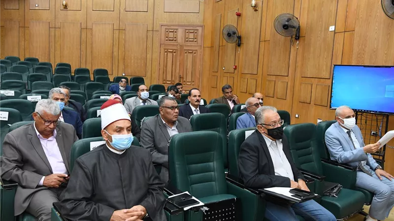 محافظ قنا يتابع الموقف التنفيذى لمبادرة تنمية قريتىّ أبو حزام وحمرا دوم