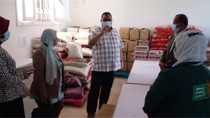 رئيس مدينة سفاجا يتابع أعمال بنك الطعام لإنتاج الوجبات الساخنة للطلاب