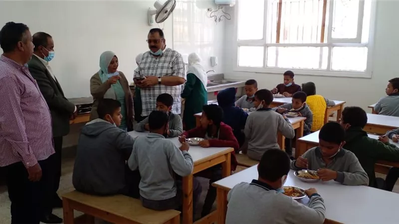 رئيس مدينة سفاجا يتابع أعمال بنك الطعام لإنتاج الوجبات الساخنة للطلاب