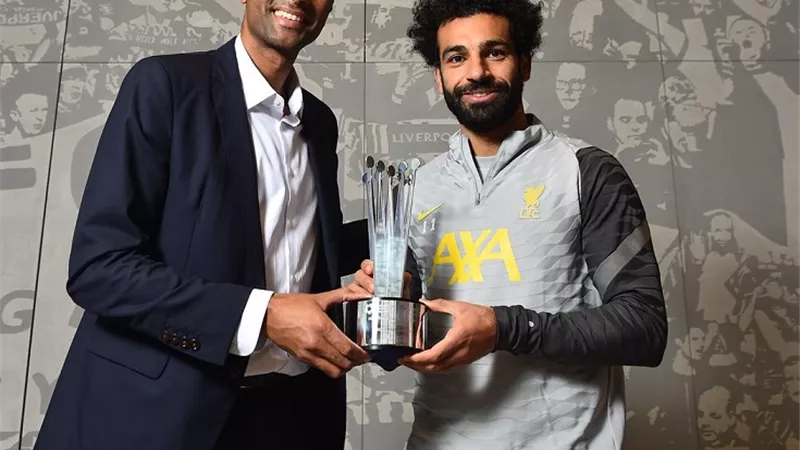 شاهد.. محمد صلاح يتسلم جائزة أفضل لاعب فى شهر أكتوبر بالدورى الإنجليزى