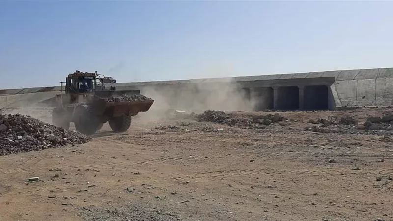 تطهير كامل للبرابخ بطريق غارب الشيخ فضل استعداد لفصل الشتاء