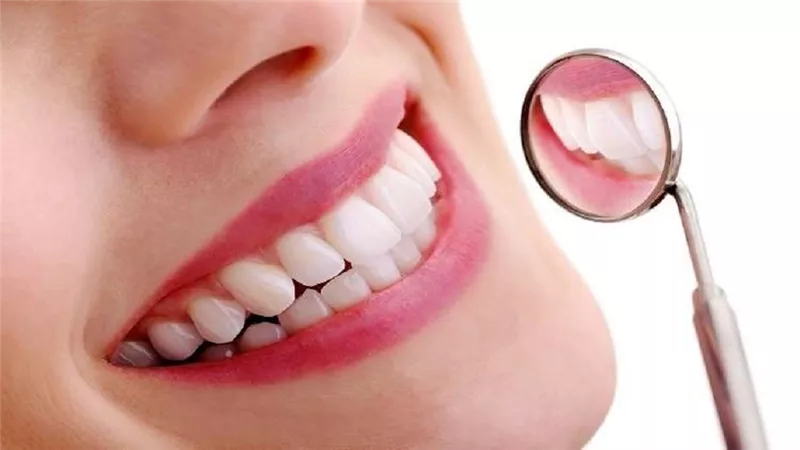 من القرحة إلى اللسان الأبيض.. إليك ما يكشفه فمك عن صحتك