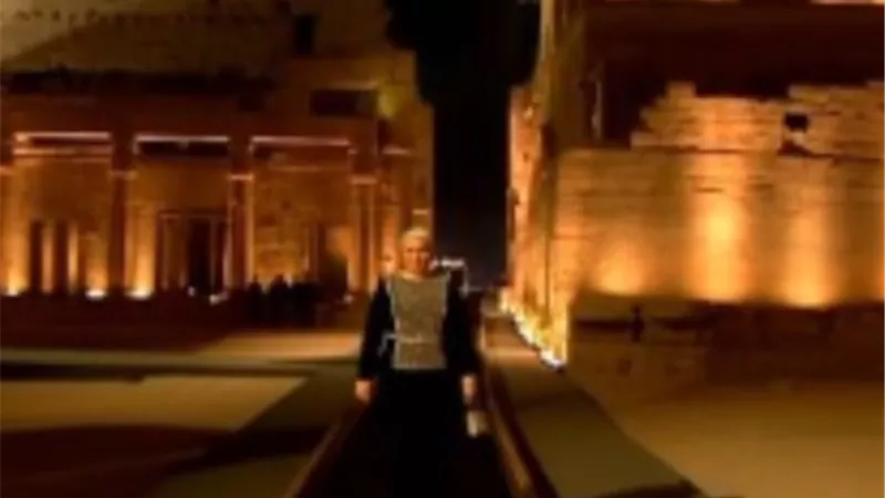السيدة انتصار السيسي تصل مقر احتفالية طريق الكباش