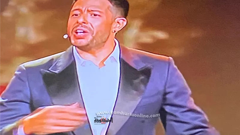 حماقي يغني 